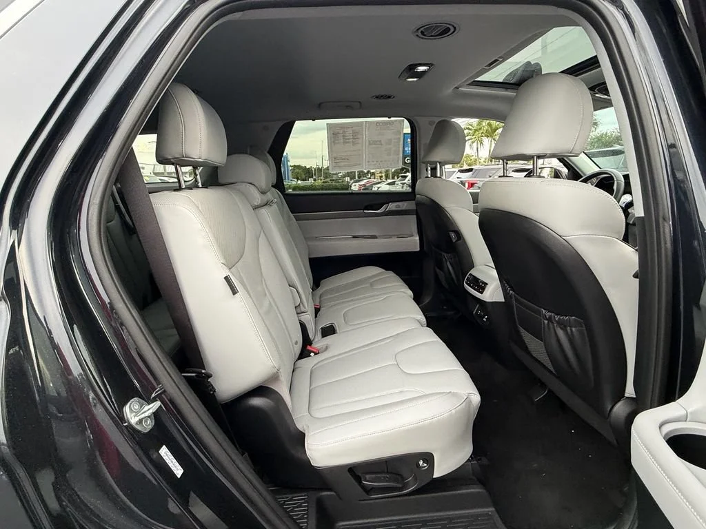Used 2024 Black Hyundai SEL 8P image 18