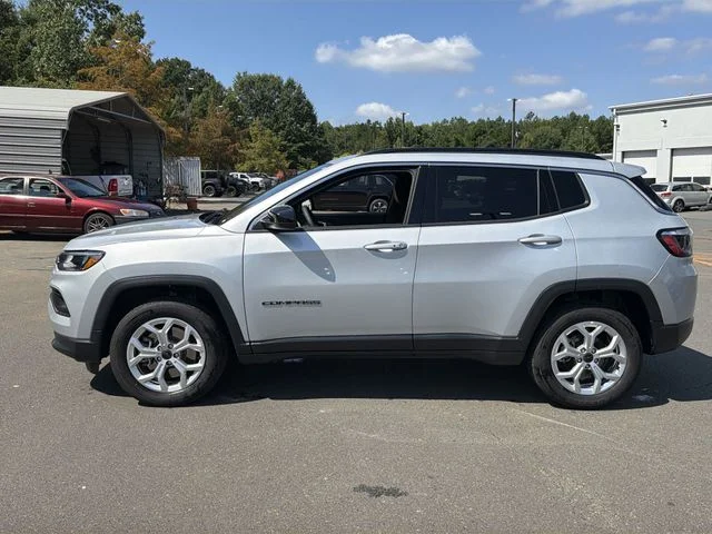 Used 2025 Silver Jeep Latitude image 10