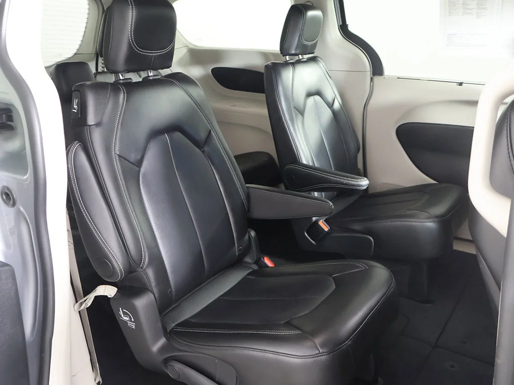 Used 2024 Silver Mist Clearcoat Chrysler Touring L image 35