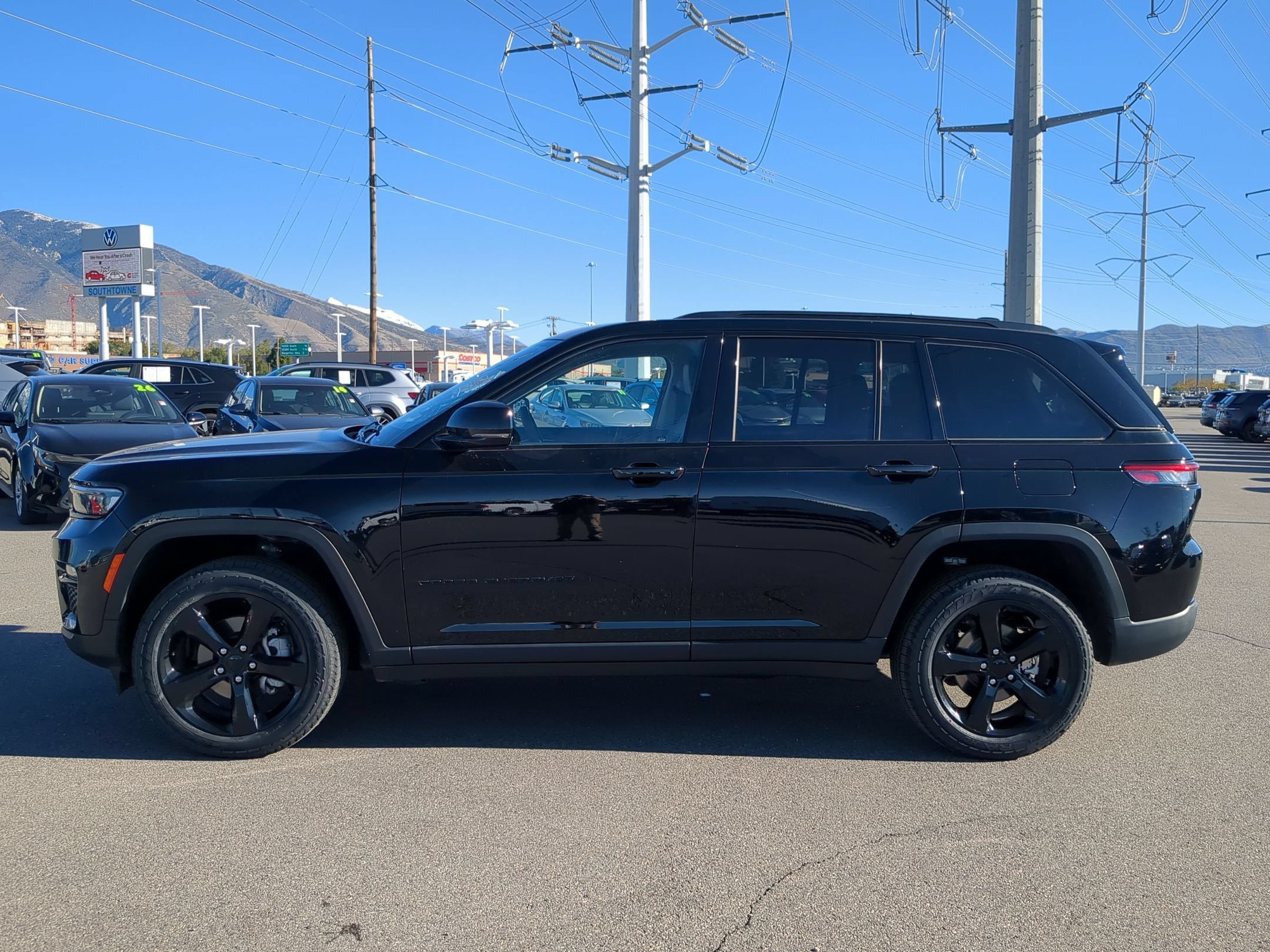 Used 2023 Diamond Black Crystal Pearlcoat Jeep Limited image 7