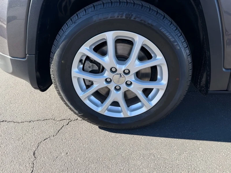 Used 2017 Granite Crystal M Jeep Latitude image 32