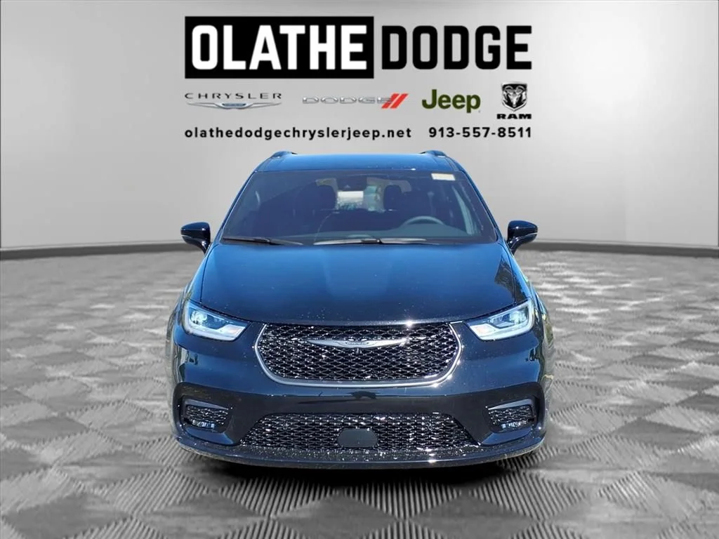 New 2026 Diamond Black Crystal Pearl-Coat Exterior Paint Chrysler Select image 10