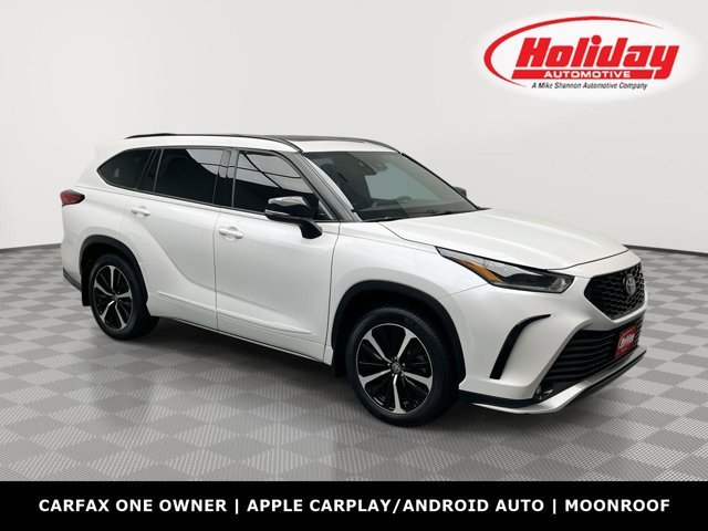Used 2022 Wind Chill Pearl Toyota XSE image 1
