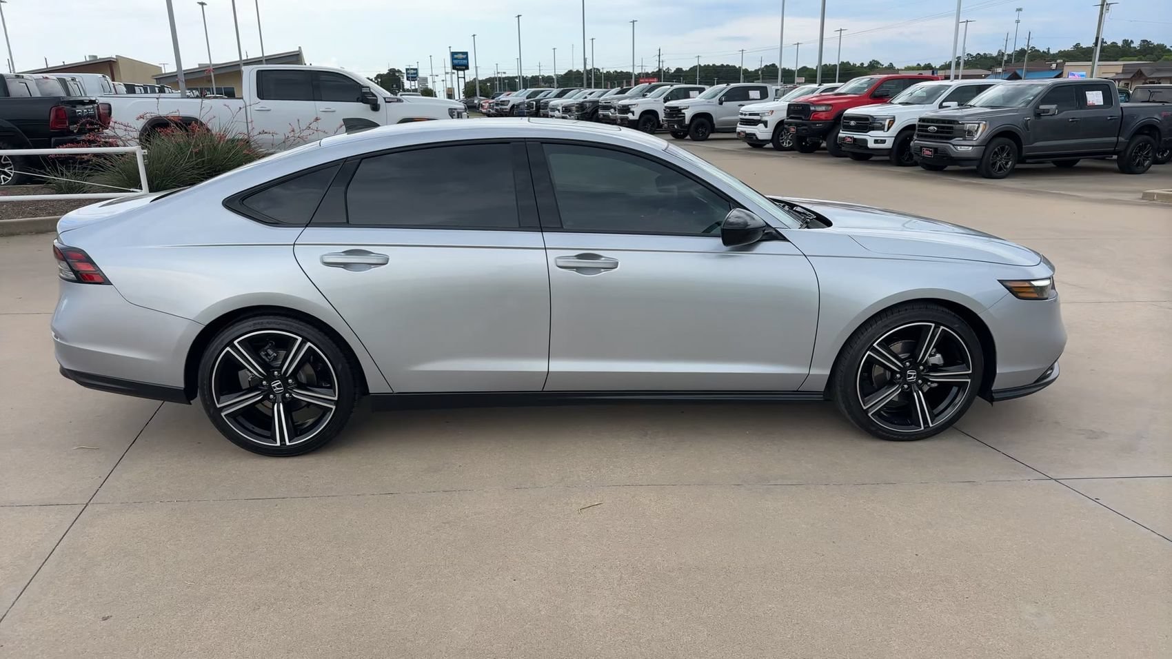 Used 2026 Silver Honda SE image 2
