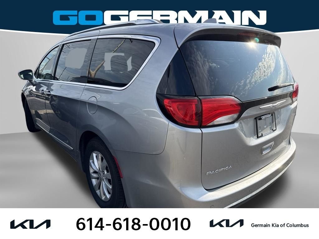 Used 2018 Silver Chrysler Touring L image 2