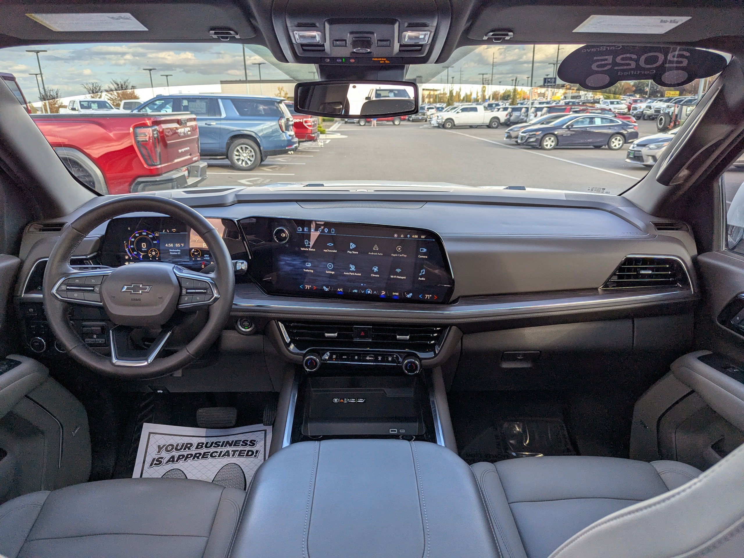 2025 Chevrolet Suburban Z71 - Photo 32