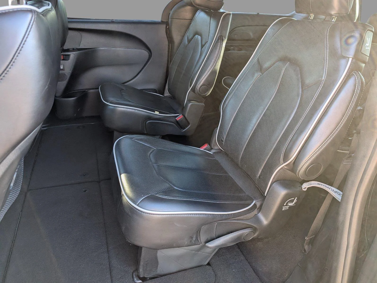 Used 2025 Diamond Black Crystal Pearlcoat Chrysler Limited image 34