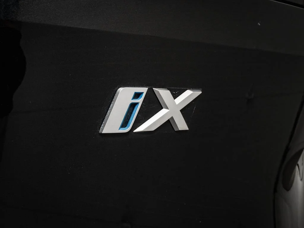 Used 2023 Black Sapphire Metallic BMW xDrive50 image 17