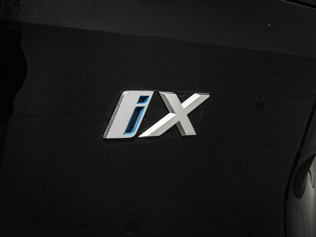 Used 2023 Black Sapphire Metallic BMW xDrive50 image 17