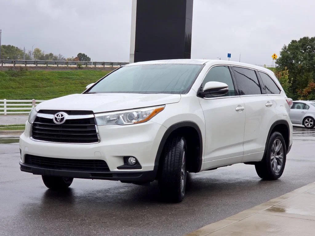 Used 2015 Blizzard Pearl Toyota LE Plus image 19