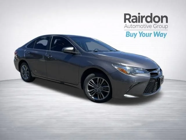 Used 2017  Toyota SE image 1