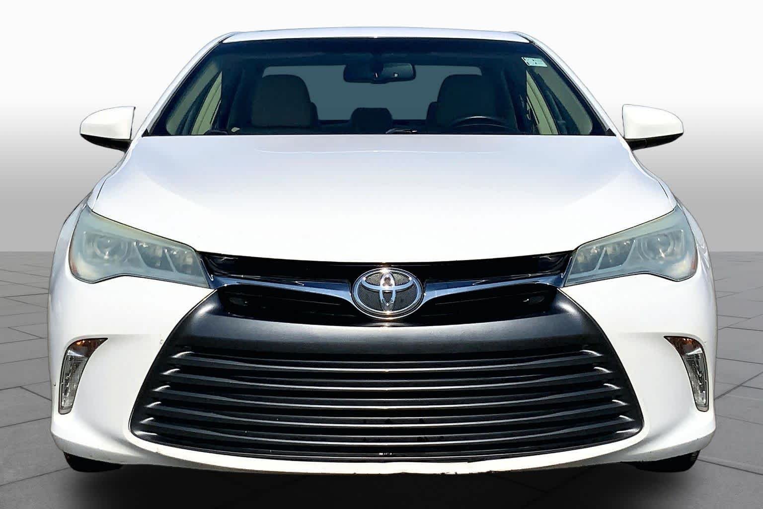 Used 2016 Super White Toyota XLE image 4