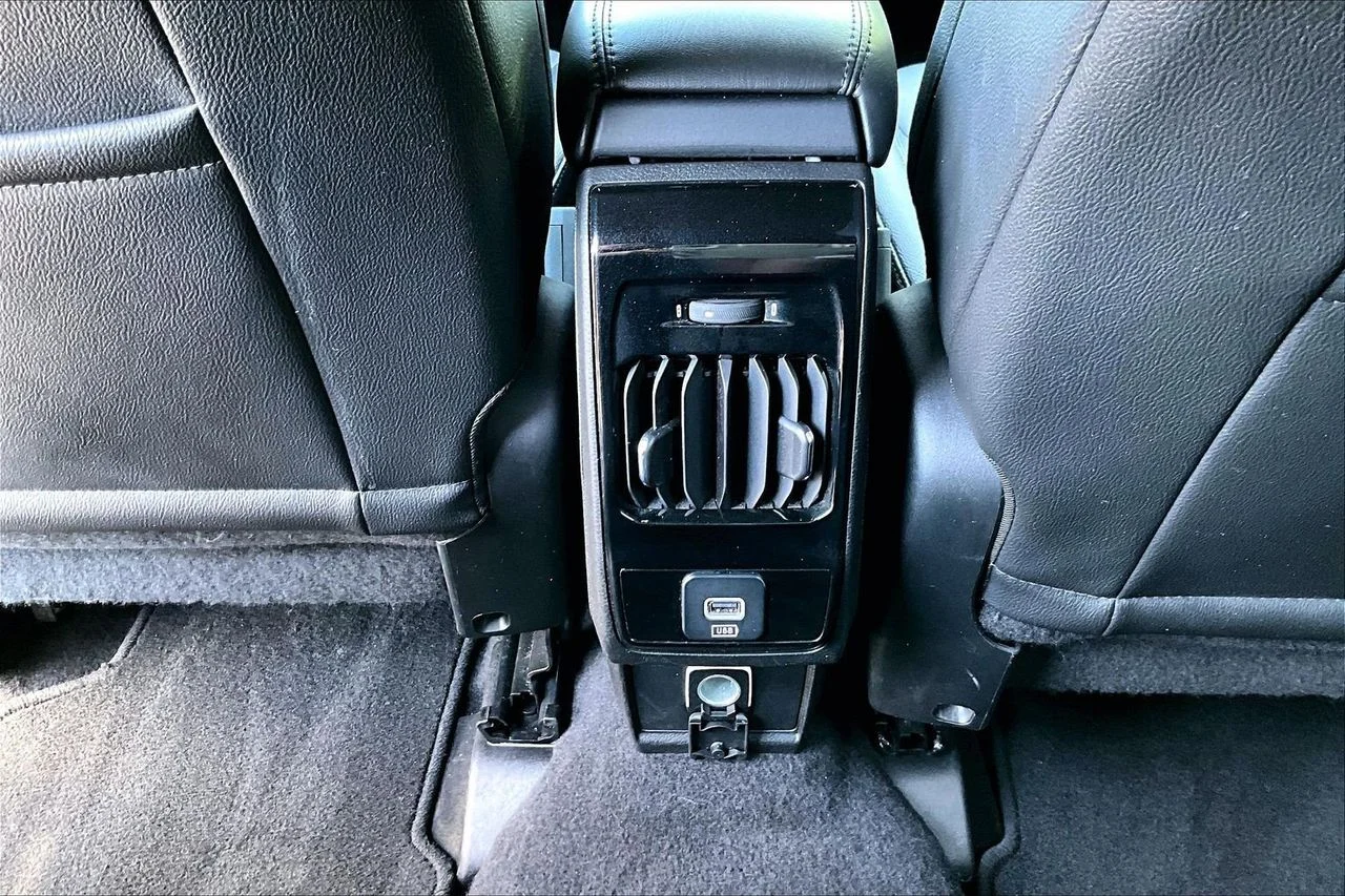 Used 2024 White/off-white Jeep Latitude image 15