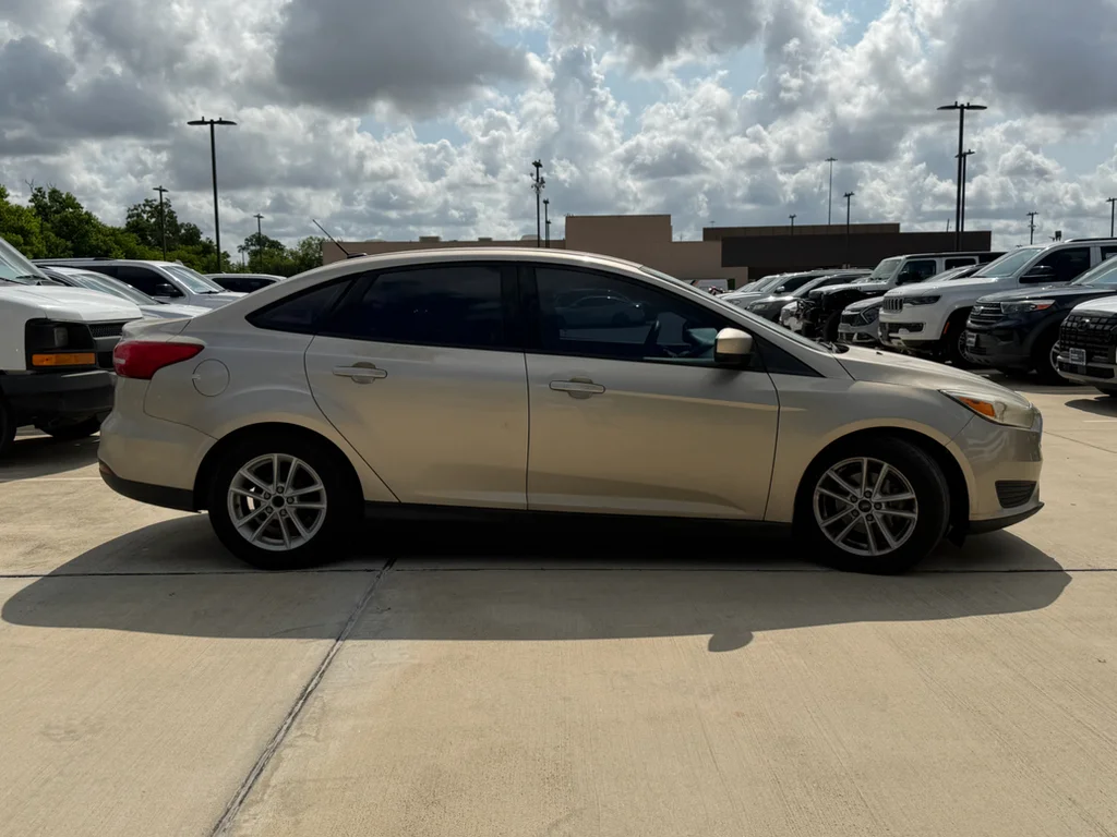 Used 2018 White Gold Metallic Ford SE image 7