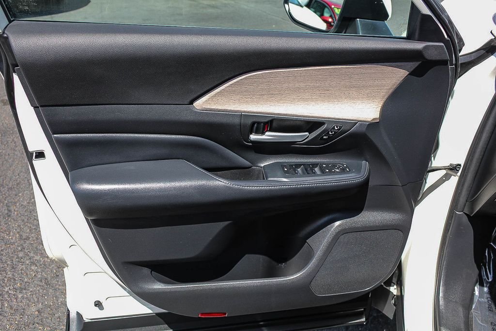 Used 2024 White Toyota Platinum image 23