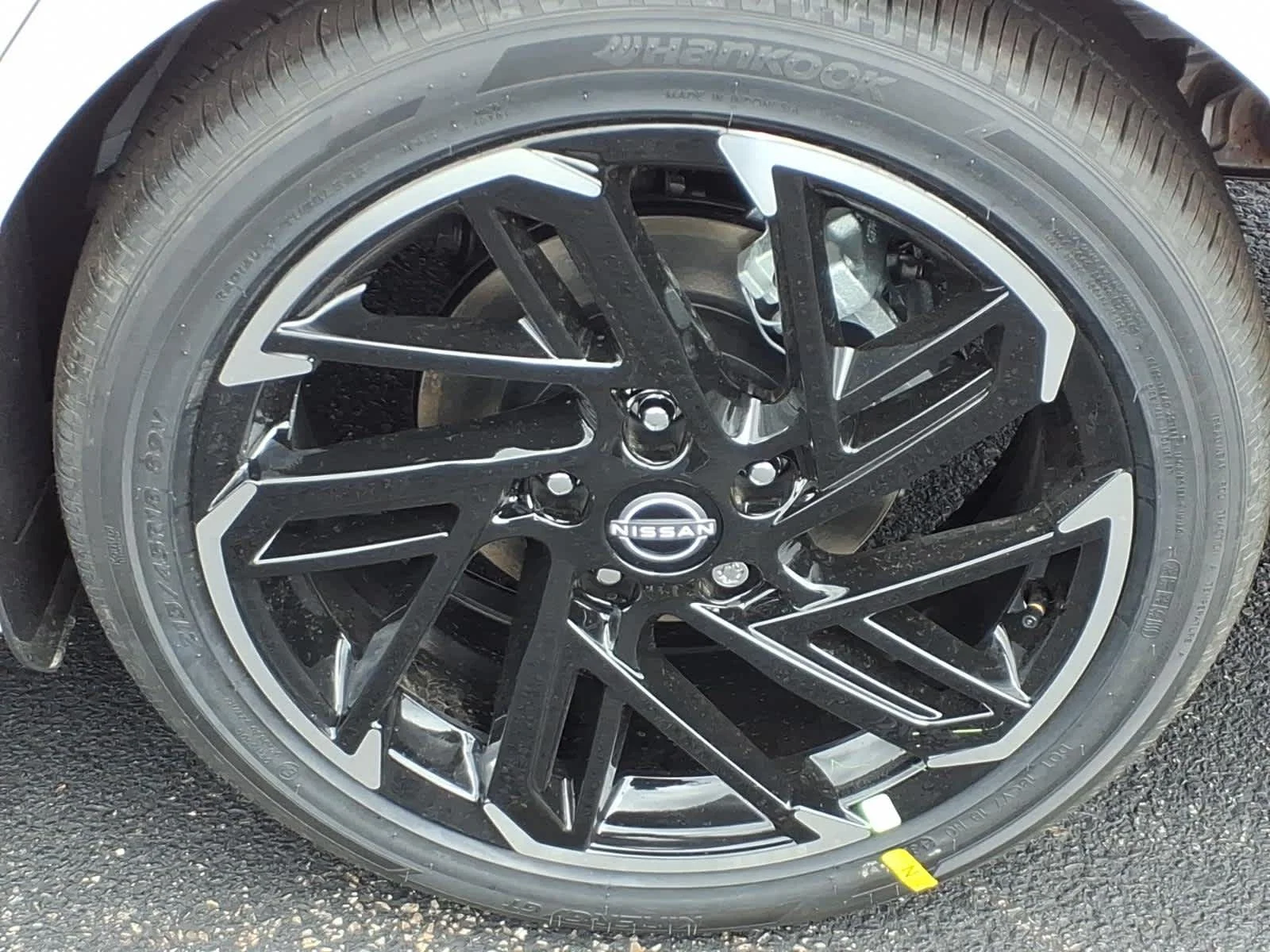 New 2026 Aspen White Tricoat/Super Black Nissan SR image 5