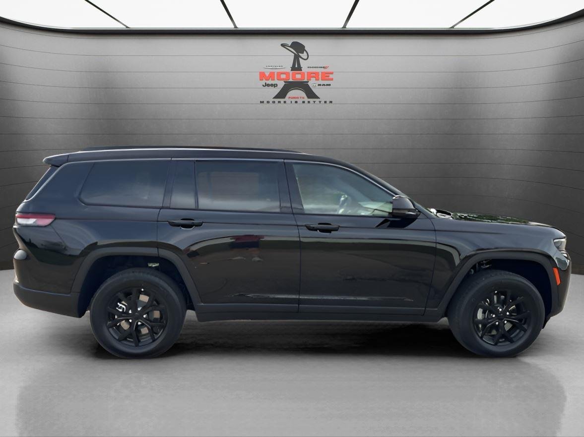 New 2026 Diamond Black Crystal Pearlcoat Jeep Laredo Altitude image 9