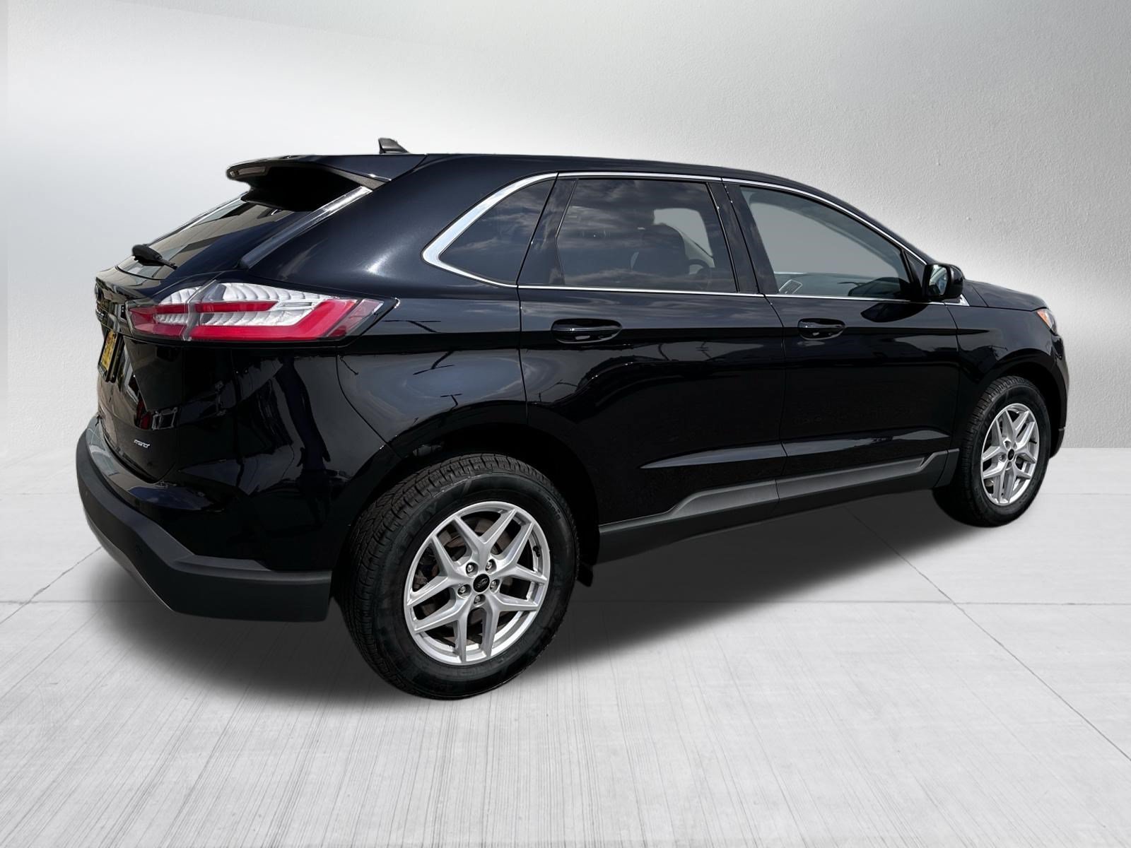 Used 2024 Agate Black Metallic Ford SEL image 7