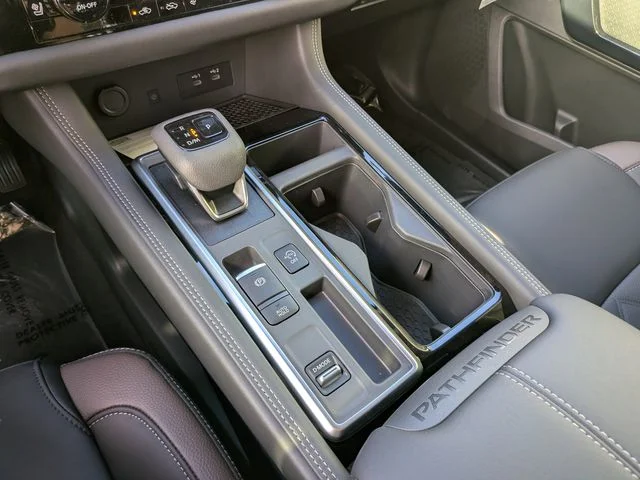 New 2026 Boulder Gray Pearl / Super Black Two-tone Nissan Platinum image 23