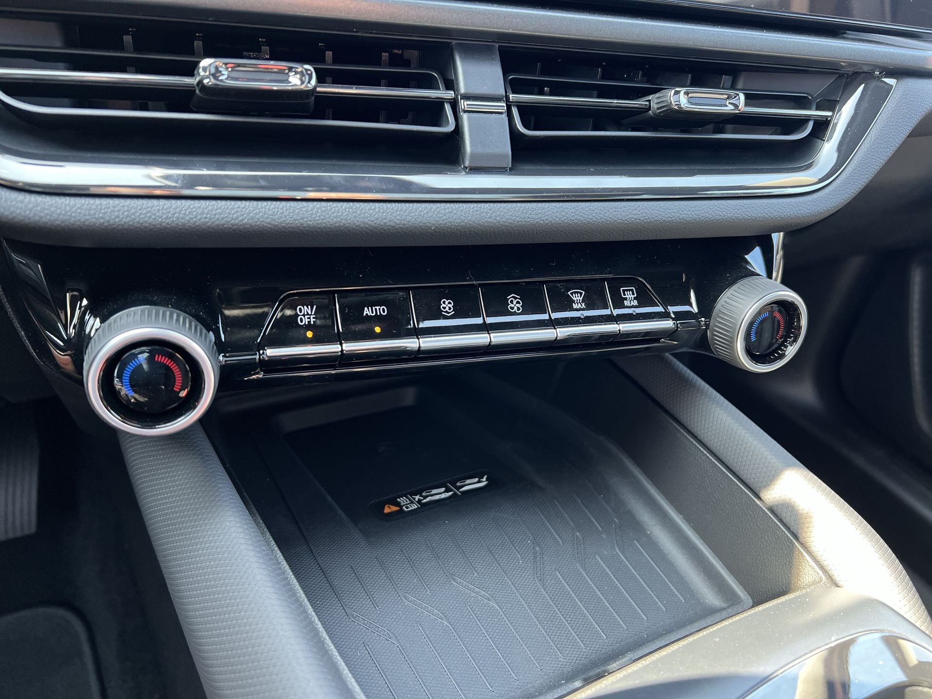 2025 Chevrolet Equinox EV RS - Photo 17