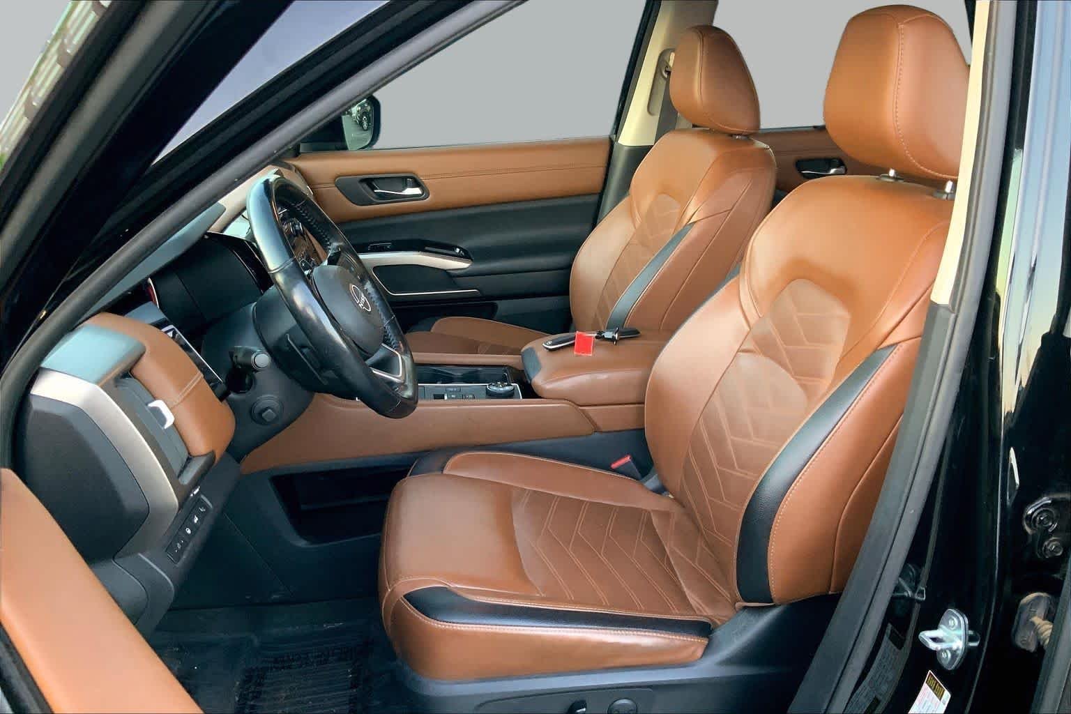 Used 2023 Super Black Nissan Platinum image 8