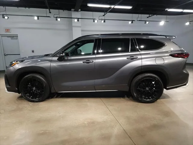Certified Used 2025 MAGNETIC GRAY MET. Toyota  image 4
