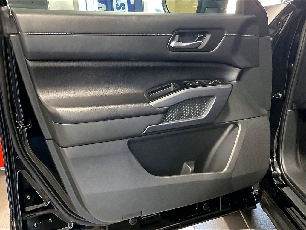 Used 2023 Super Black Nissan SL image 9