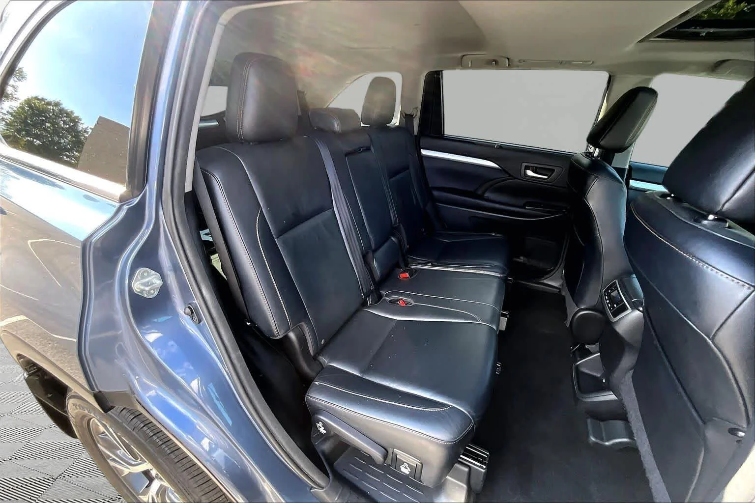 Used 2016 Shoreline Blue Pearl Toyota XLE image 20