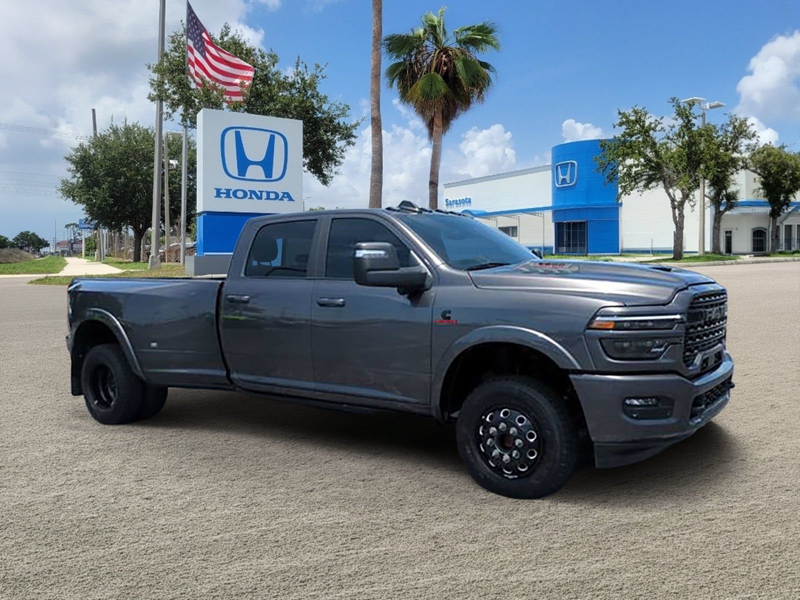 Used 2025 Granite Crystal Metallic Clearcoat Ram Limited image 2