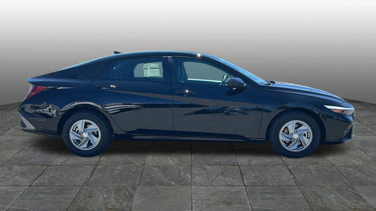 New 2026 Abyss Black Hyundai SE image 4