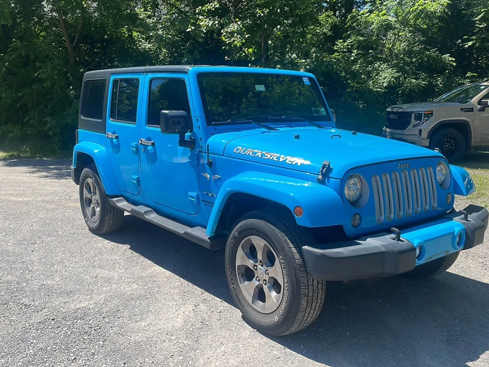 Used 2017 Chief Clearcoat Jeep Sahara image 9