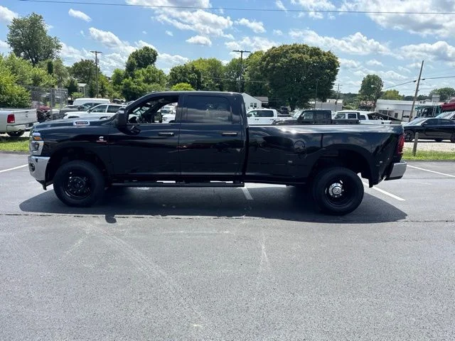 New 2026 Diamond Black Crystal Pearl-Coat Exterior Paint RAM Tradesman image 4