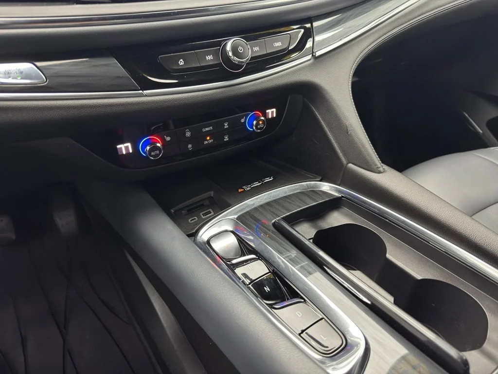 Used 2023 Summit White Buick Essence image 31
