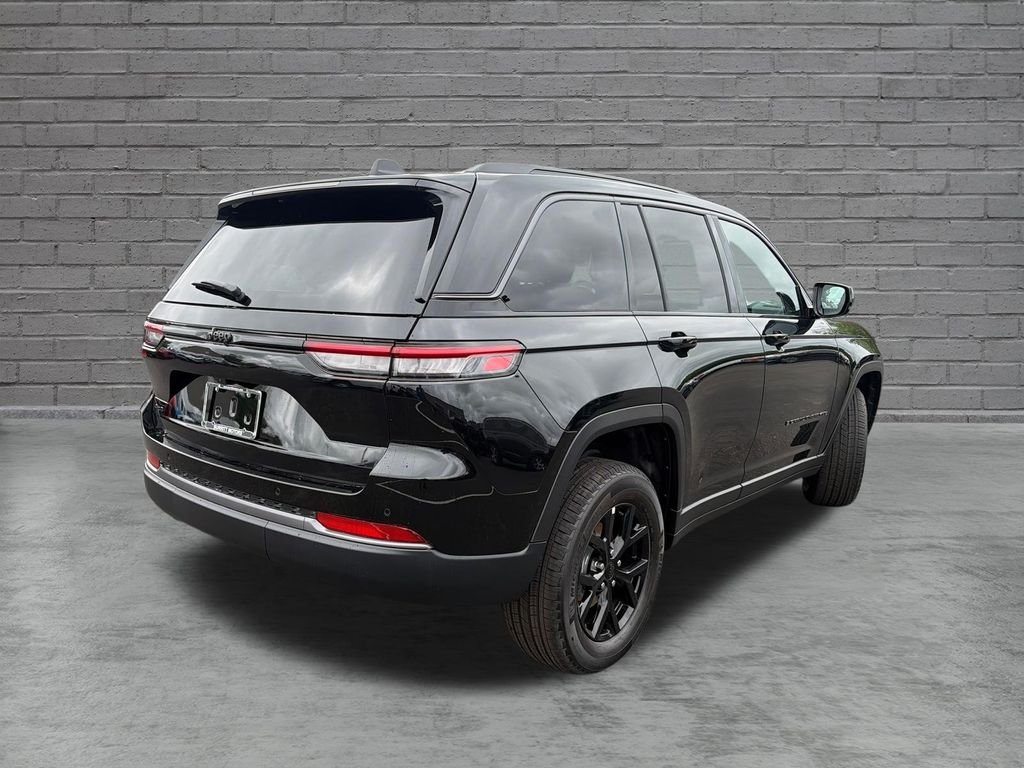 New 2026 Diamond Black Crystal Pearl-Coat Exterior Paint Jeep Altitude image 7