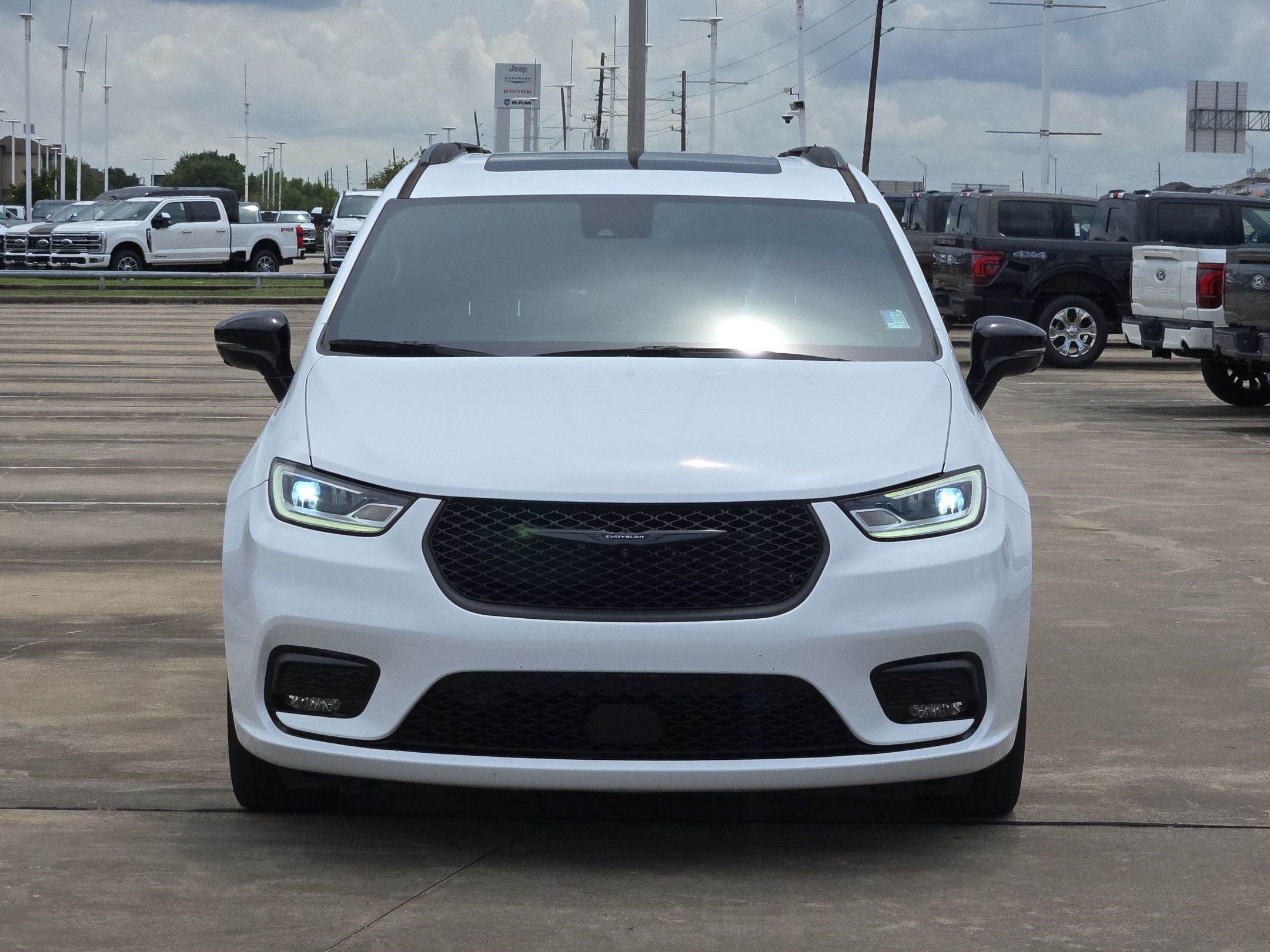Used 2024 Bright White Clearcoat Chrysler Limited image 8
