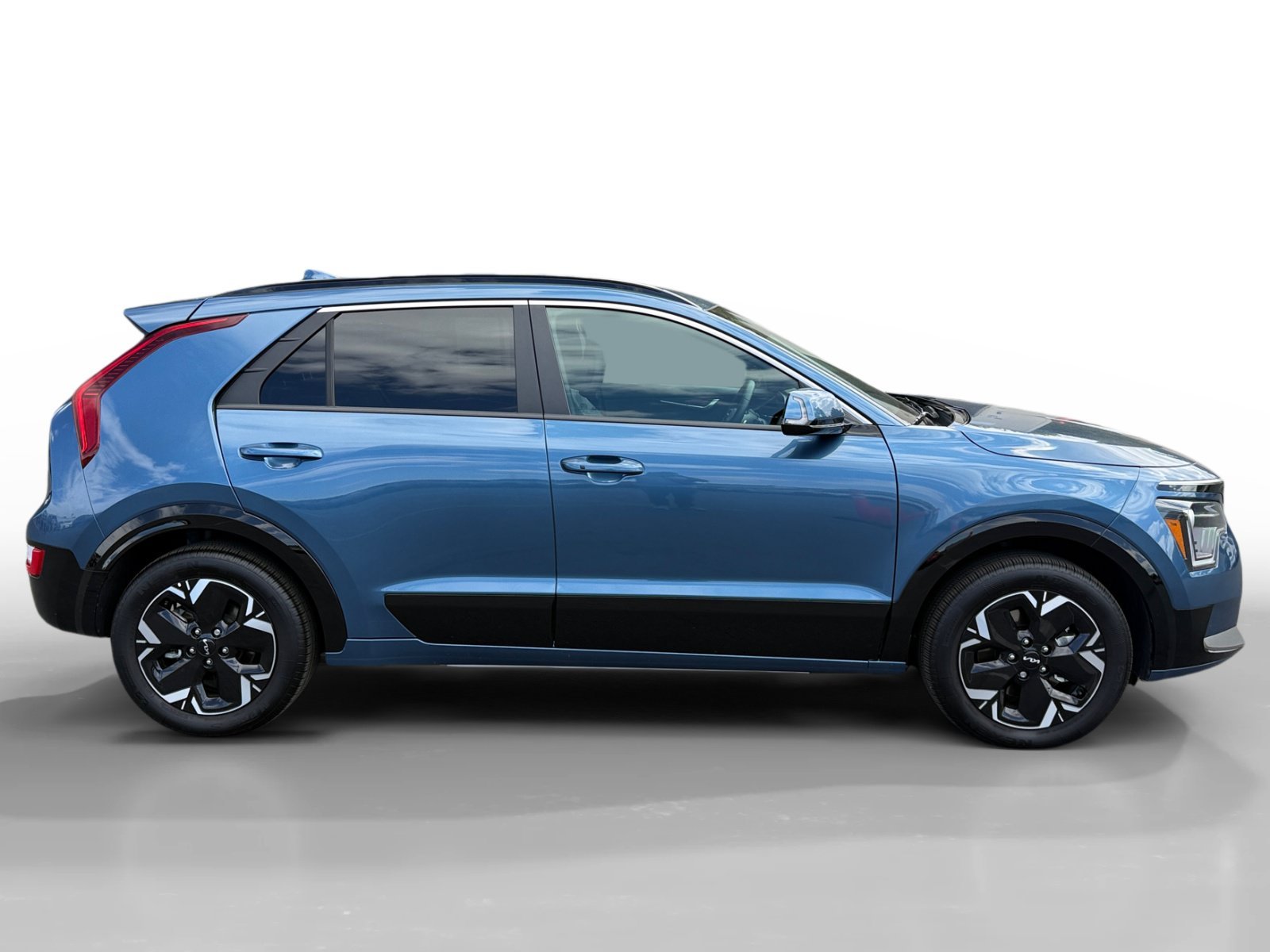 Used 2024 Mineral Blue Kia Wind image 6