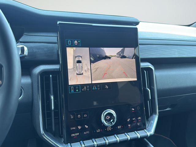 Used 2025 White GMC AT4 image 27