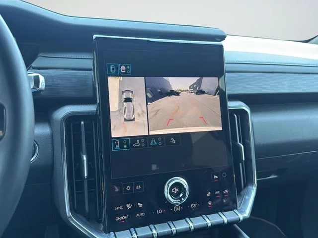 Used 2025 White GMC AT4 image 27