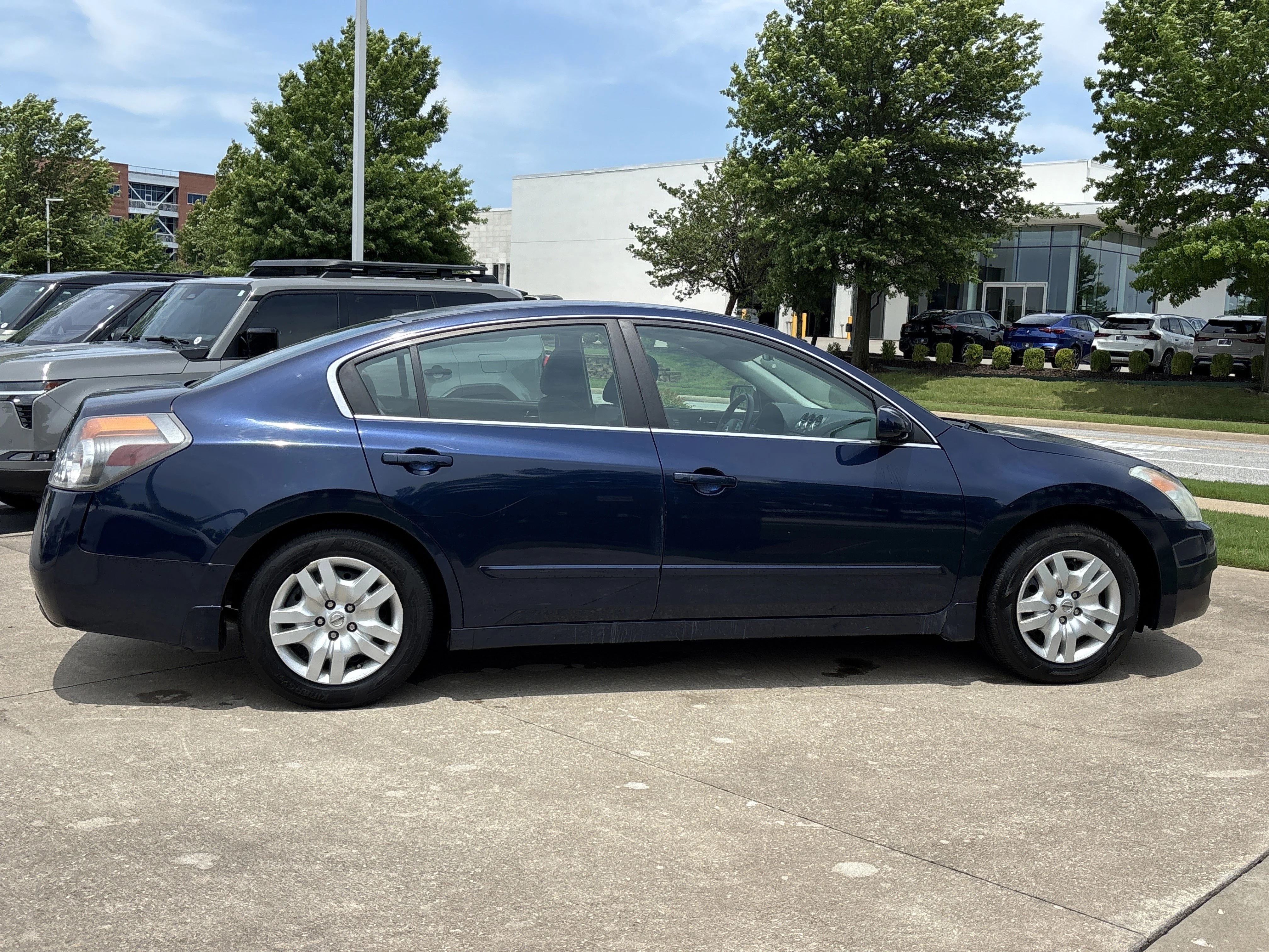 Used 2009 Navy Blue Metallic Nissan 2.5 S image 2