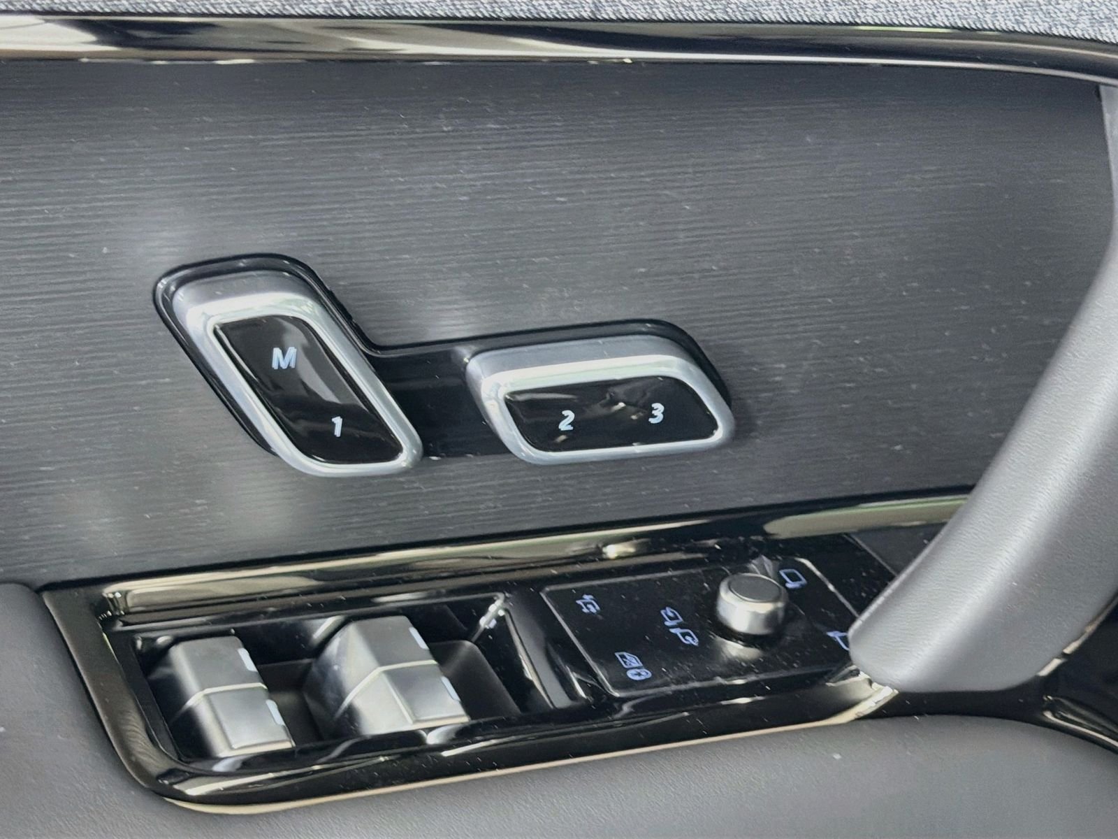 New 2027 Ostuni Pearl White Land Rover Battersea Edition image 24