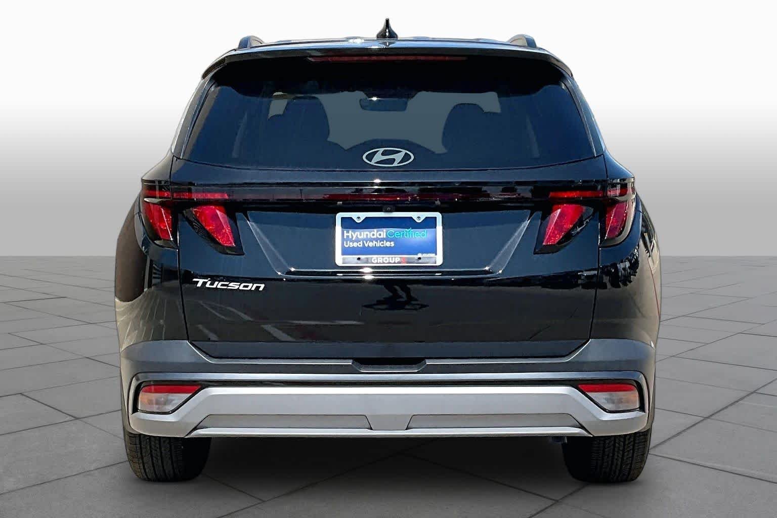 Used 2025 Phantom Black Hyundai SEL image 5