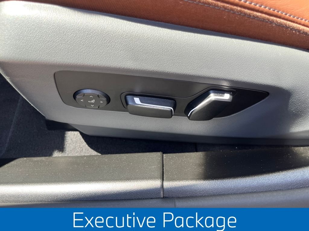 Used 2025  BMW xDrive40 image 8