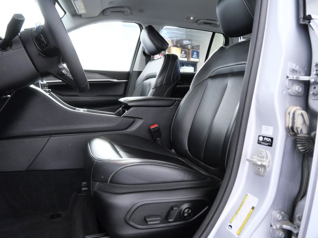 Used 2023 Silver Jeep Limited image 16