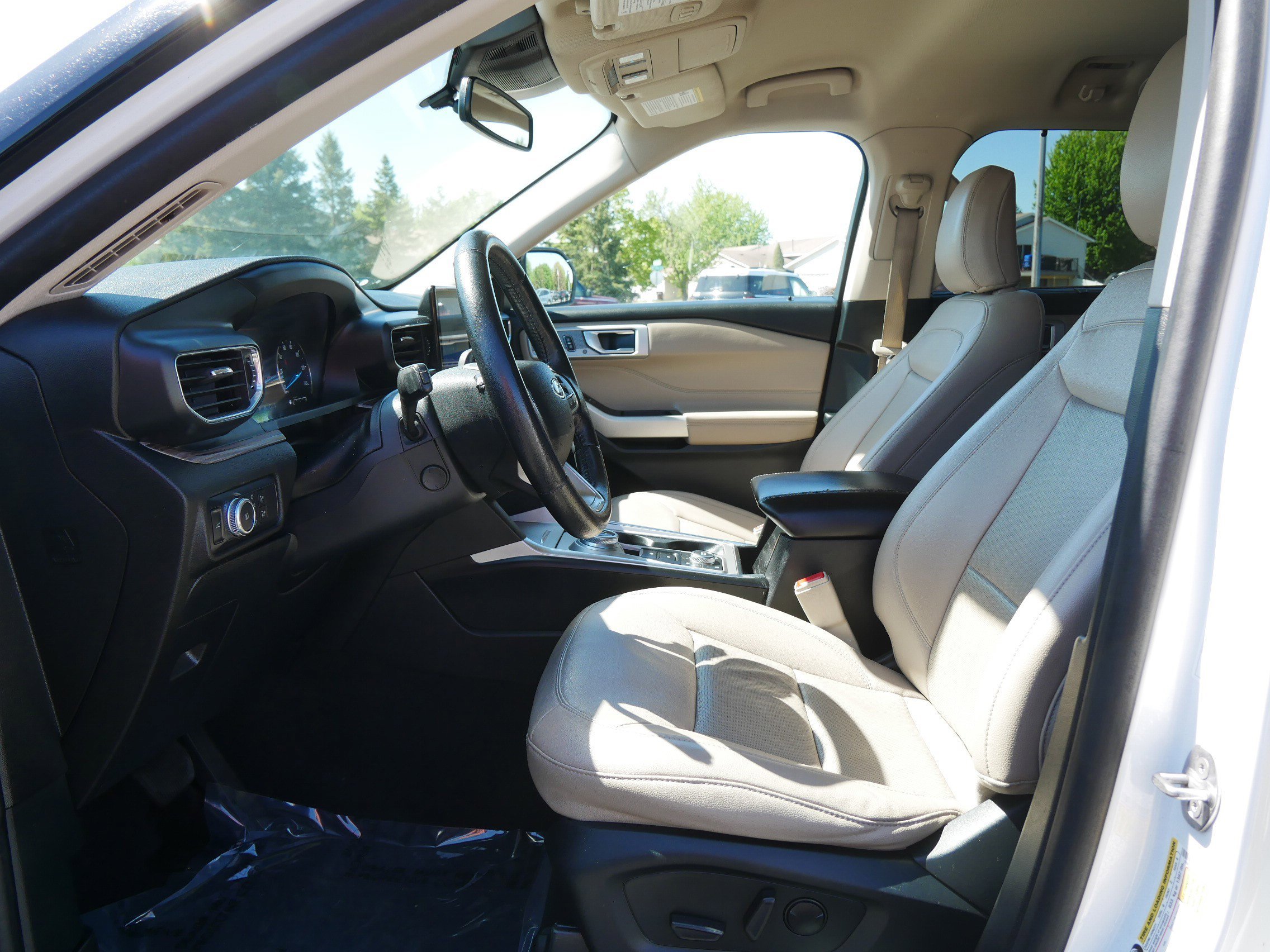 Used 2021 White Ford Limited image 10