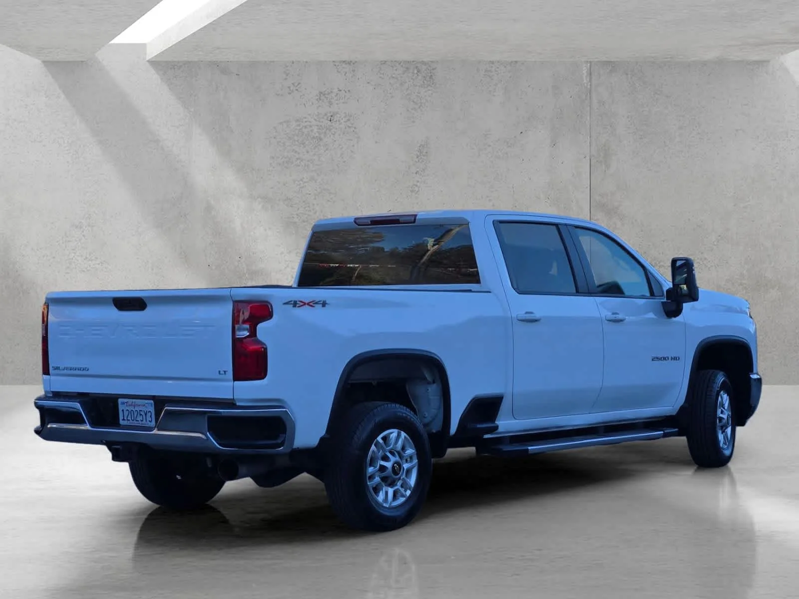 Used 2025 Summit White Chevrolet LT image 4