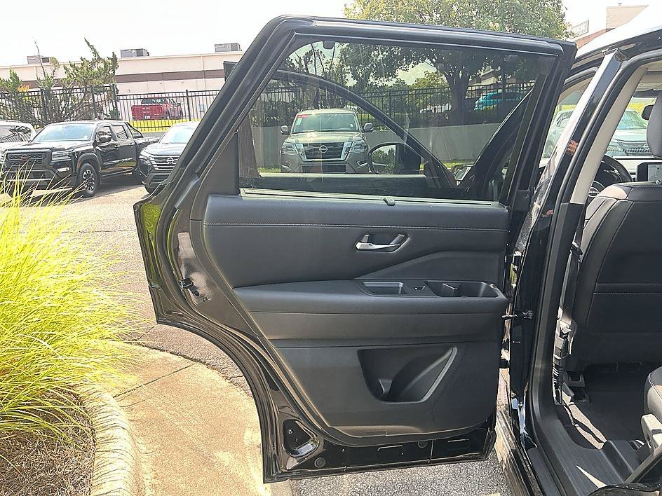 Used 2022 Super Black Nissan SL image 25