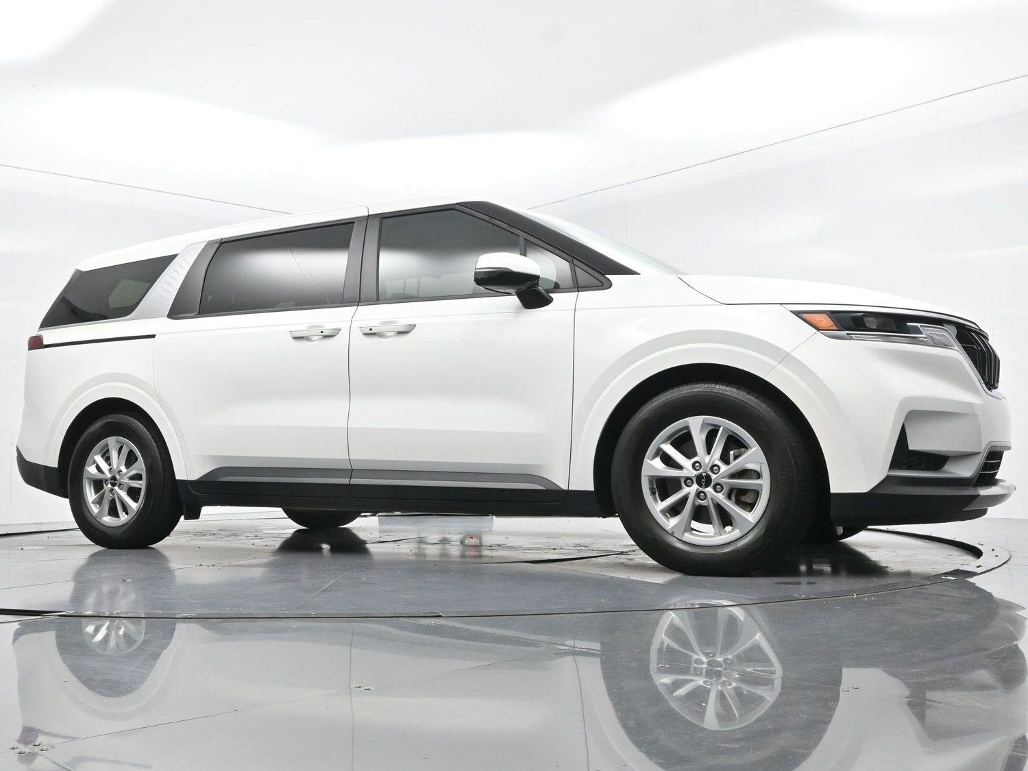 Used 2022 Snow White Pearl Kia LXS image 44