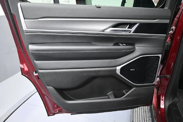 New 2026 Velvet Red Pearl-Coat Exterior Paint Jeep Limited Reserve image 26