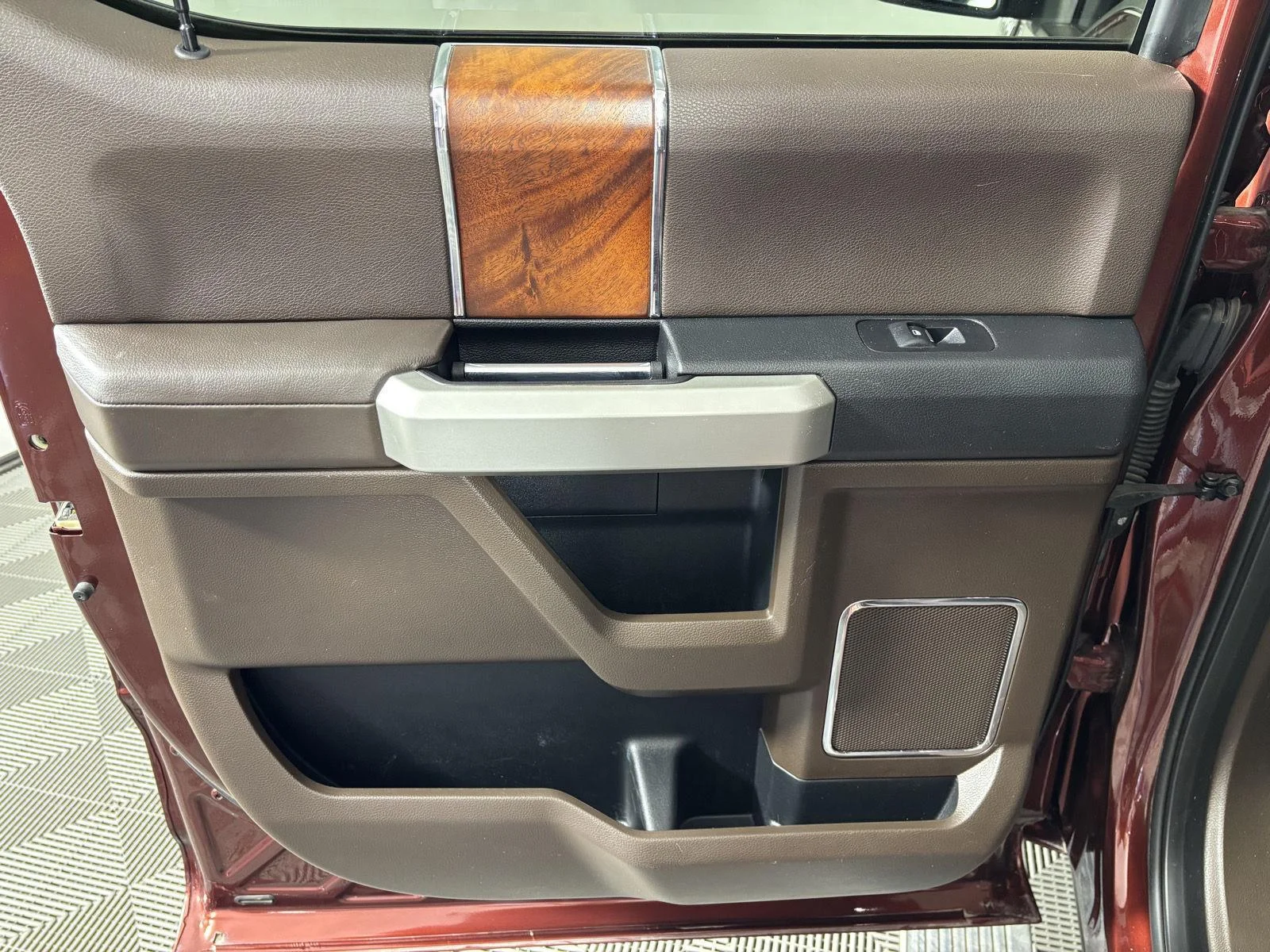 Used 2017 Bronze Fire/Caribou Ford King Ranch image 17