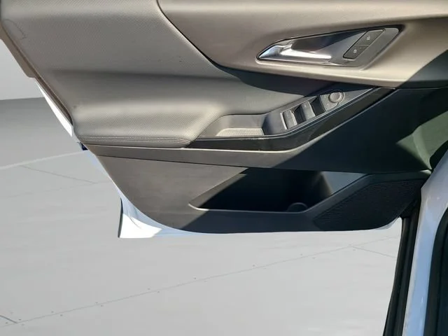 New 2027 Summit White Chevrolet LT image 18